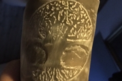 Friggas drikkehorn bærer et knytnævestort udskåret Ask Yggdrasil